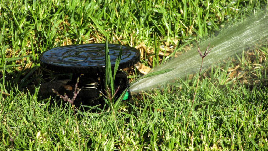 Regner Bewässerung im Garten